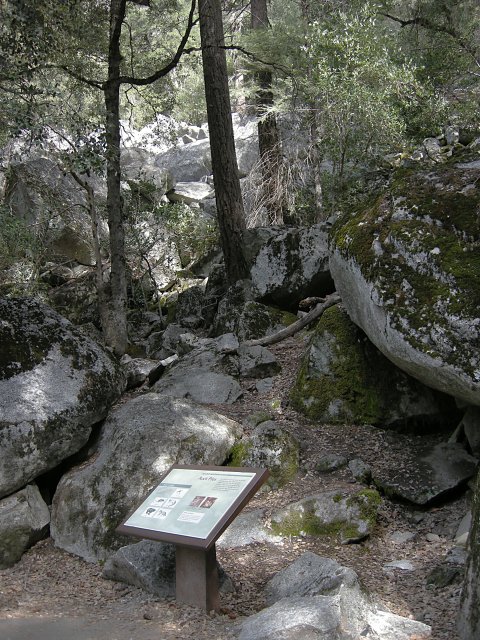 This is where the old trail to Sierra Point leaves the John Muir Trail