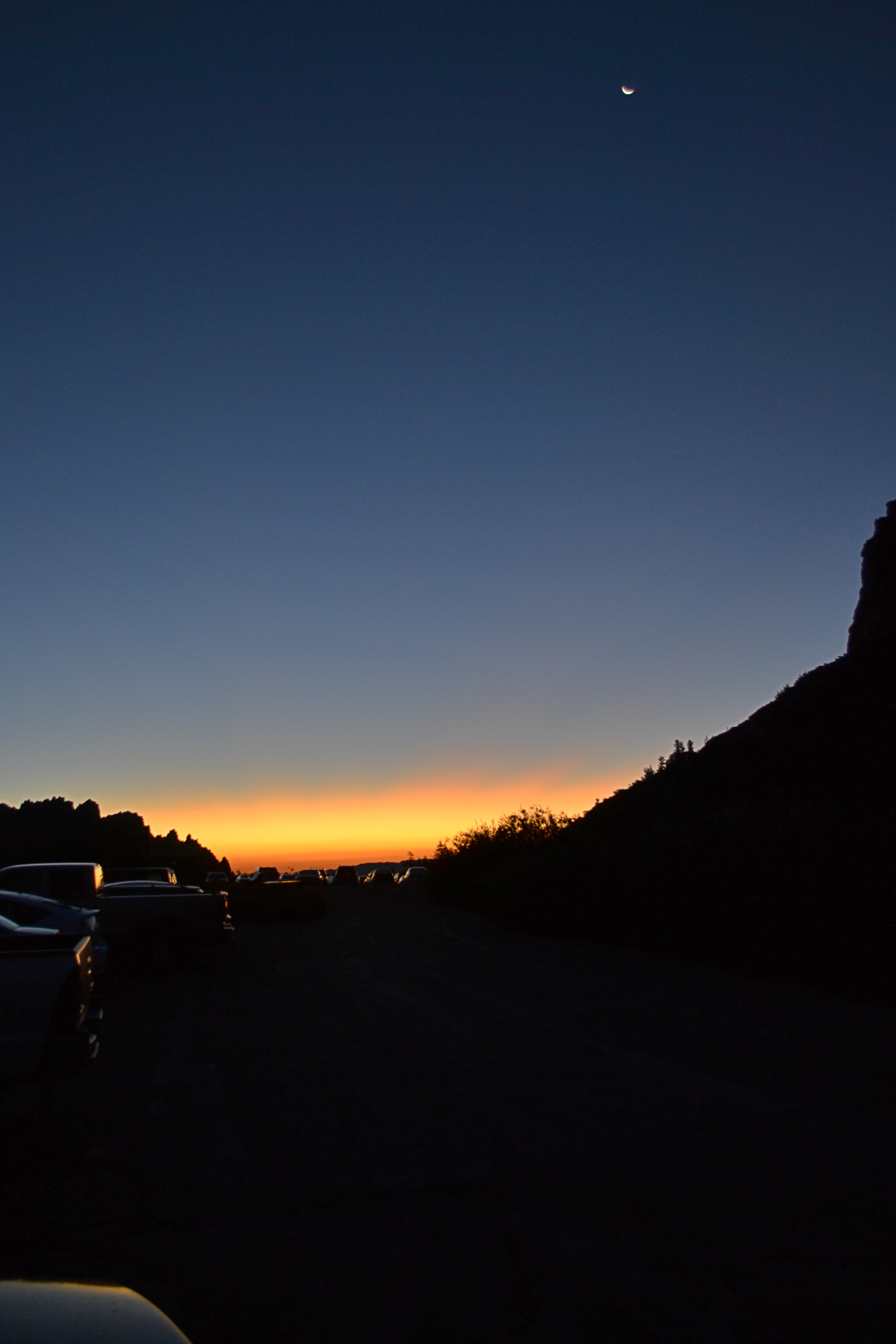 Dawn and moon from the trailhead parking at Onion Valley