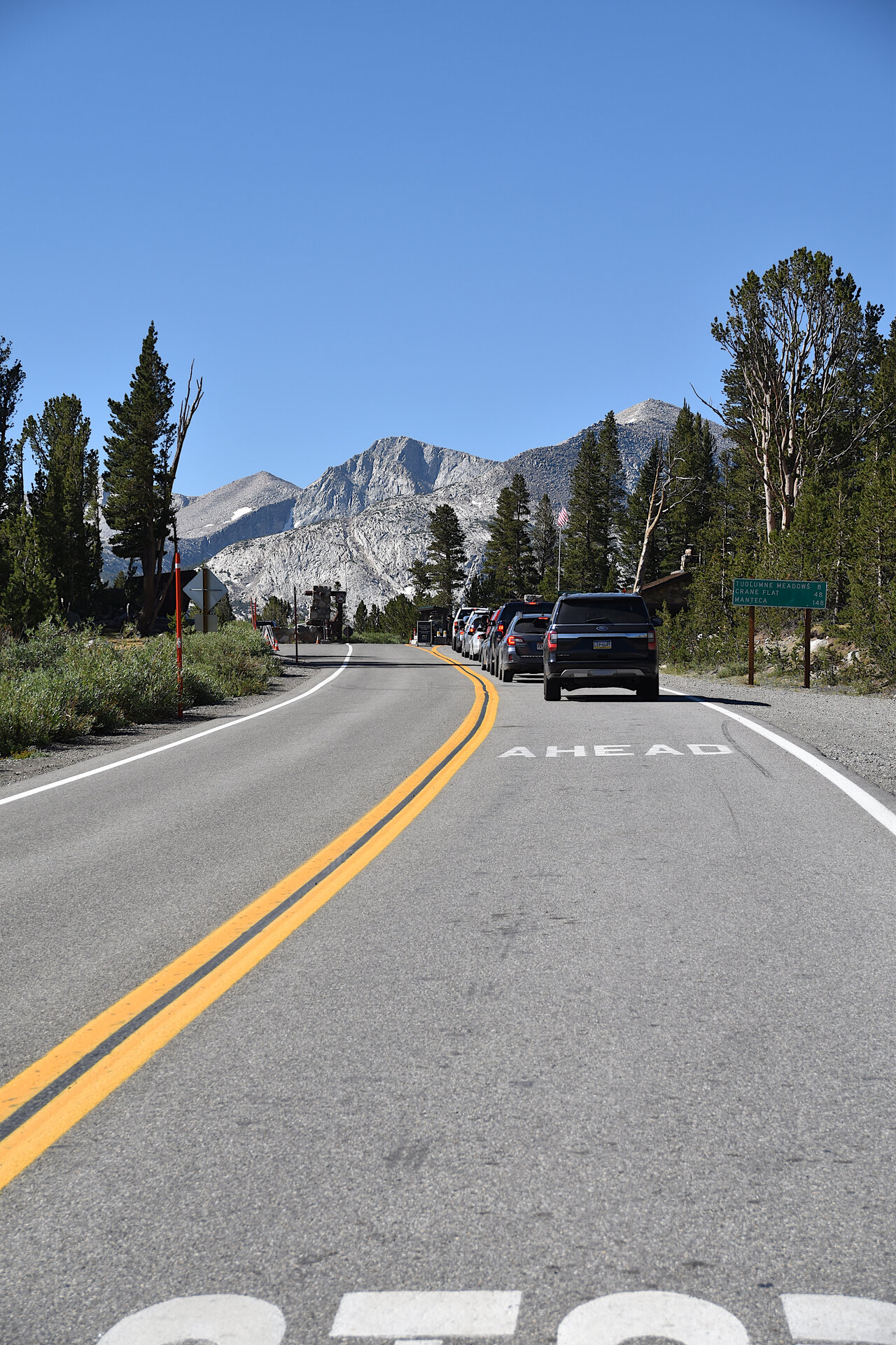 Line of cars at Tioga Pass in the days of reservations.