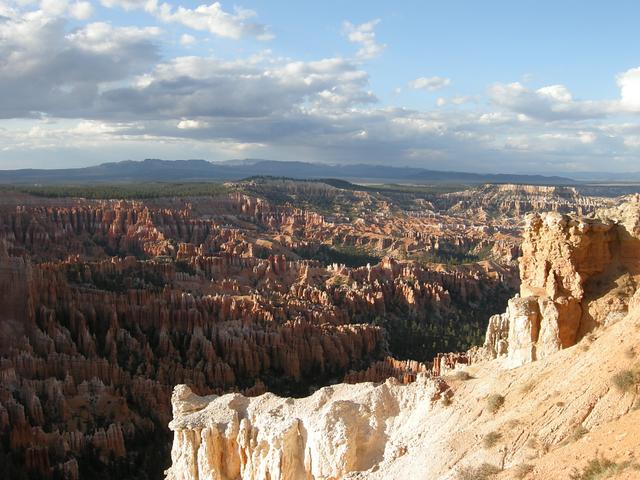 Looking back towards Bryce Point from the rim trail